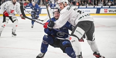 Kein Durchkommen: Dominic Zwerger wird von Pardubices Jan Kolar gestoppt.
