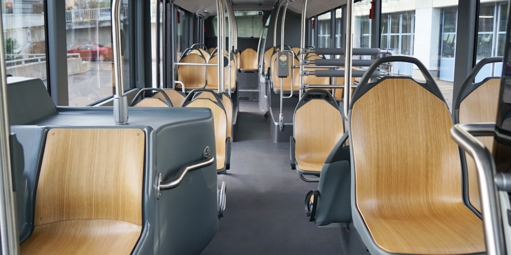 Blick in den Fahrgastraum eines neu mit Sitzschalen aus Schweizer Buchenholz ausgestatteten VZO-Busses.