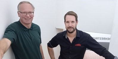 Der Geschäftsführer des Drehrestaurants, Urs Brülisauer und  der Künstler und Seelsorger Jürgen Kaesler anlässlich der  Winterausstellung