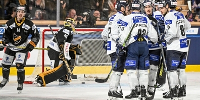 Ambri-Spieler feiern den Sieg gegen KalPa Kuopio.