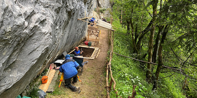 Das Team rund um Urs Leuzinger an der Grabungsstelle beim sogenannten Flözerbändli in Muotathal.