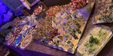 Auf die Besucher der Sylvesterparty in den Winterzauber Alphüttenchalets warten feinste Häppchen