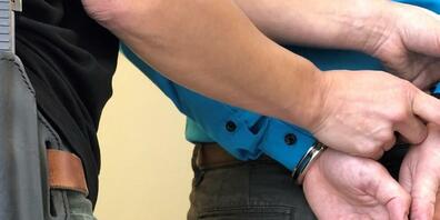 Die drei verhafteten Jugendlichen werden verdächtigt, in zwei Restaurants eingebrochen zu haben. (Symbolbild)