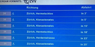 Auf Ende 2023 wurden alle Ticketautomaten entsprechend programmiert: mit einer Anzeige der nächsten Trams und Busse.