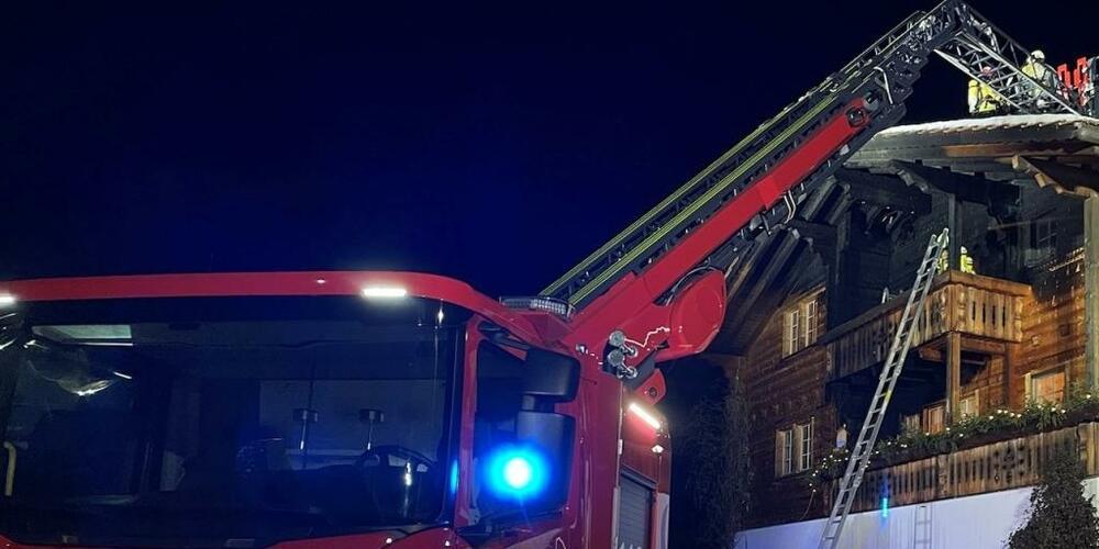 Die Feuerwehr konnte den Brand an der Aussenfassade löschen und rettete das Holzhaus.