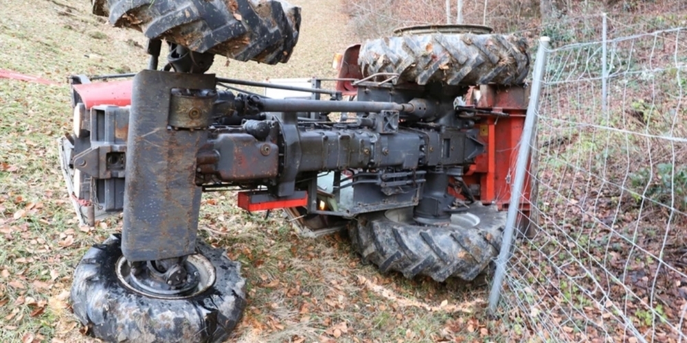 Trauriger Anblick: Der Unfall-Traktor, der den Mann in den Tod riss.