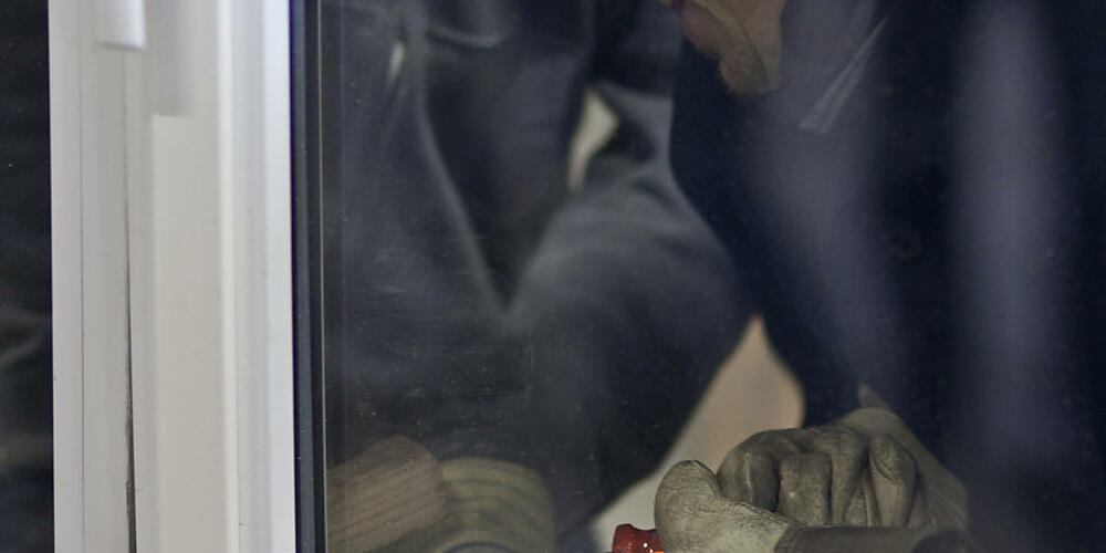 In Bernhardzell SG brachen Einbrecher bei einem Einfamilienhaus die Tür zum Sitzplatz auf und stahlen eine Uhr, Schmuck und Bargeld im Wert von mehreren tausend Franken. (Symbolbild)
