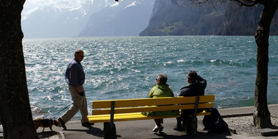 Wird am Wochenende nicht passieren: Passanten, die sich beim Quai in Brunnen zu nahe kommen. (Bild: Keystone)