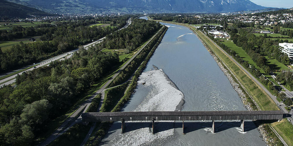 Die alte Rheinbrücke zwischen Sevelen SG und Vaduz in Liechtenstein. (Archivbild)