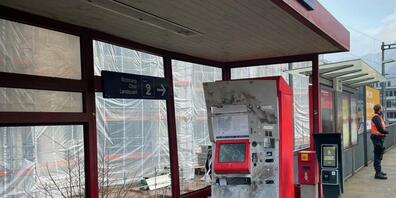 Der Billettautomat und der Unterstand der Haltestelle Chur West nach der Sprengung.