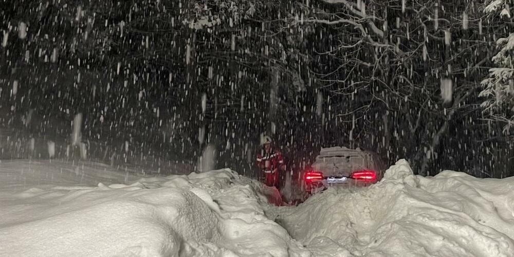 Eine 41-jährige Autofahrerin ist am Sonntagabend in Arosa GR mit ihrem mit Sommerreifen ausgestattetem Mietauto von der Strasse abgekommen. Sie wurde dabei mittelschwer verletzt.