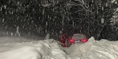 Eine 41-jährige Autofahrerin ist am Sonntagabend in Arosa GR mit ihrem mit Sommerreifen ausgestattetem Mietauto von der Strasse abgekommen. Sie wurde dabei mittelschwer verletzt.