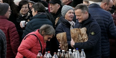 Gemeindepräsident Bruno Seelos begrüsste jeden einzelnen Besucher und verteilte die traditionellen Milchzöpfle