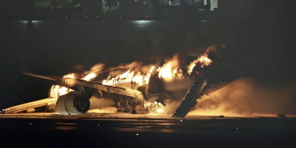 Das brennende Flugzeug auf dem Flughafen Haneda in Tokio.