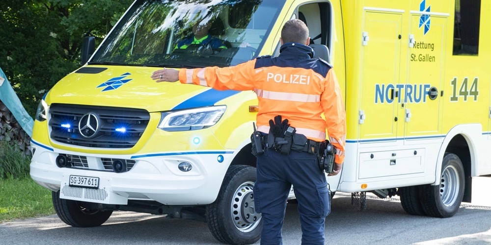 Ein Mann musste wegen Verdacht einer leichten Rauchvergiftung ins Spital gebracht werden (Symbolbild)
