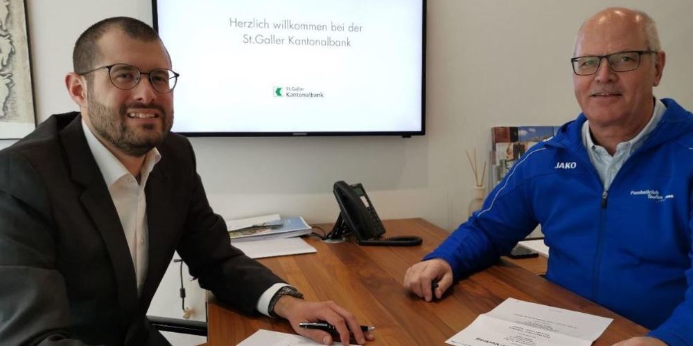 Roger Hasler, Niederlassungsleiter St.Galler Kantonalbank, Teufen und Beat Bachmann, Präsident FC Teufen.