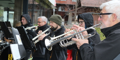 Die Musikgesellschaft Bazenheid spielte zum Jahreswechsel auf der Terrasse der Tertianum Rosenau in Bazenheid auf. 