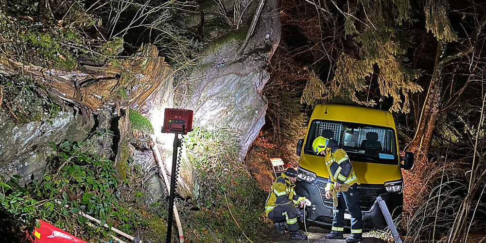 Der Lieferwagen blieb auf einem Fussweg entlang des Ägerisees stecken.