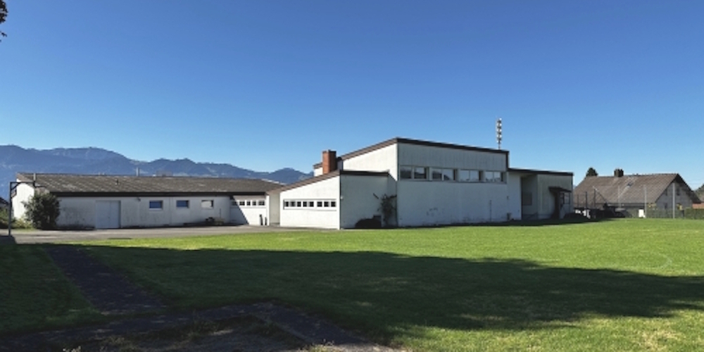 Das Gommiswalder Schulgebäude OSZ II soll durch einen Neubau mit mehr Schulraum und grösserer Turnhalle ersetzt werden. Nun fiel der Varianten-Entscheid.