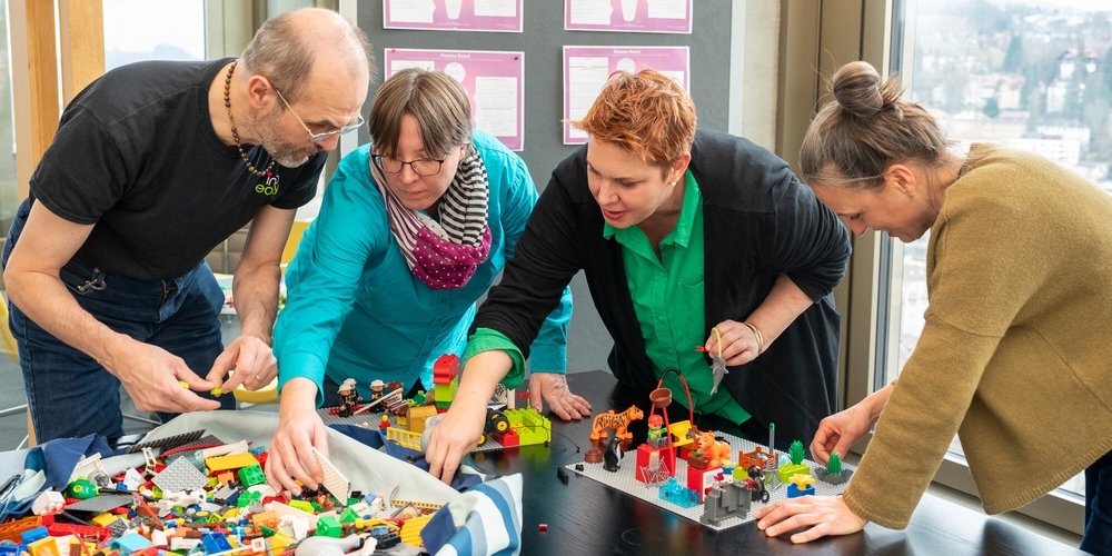 Spielerisch werden in einem Co-Creation-Workshop mithilfe von Lego Serious Play Ideen für Angebote zur Förderung der Medienkompetenz entwickelt.