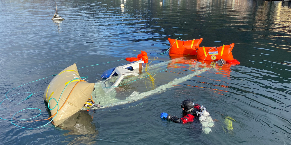 Taucher brachten das Boot an die Wasseroberfläche.