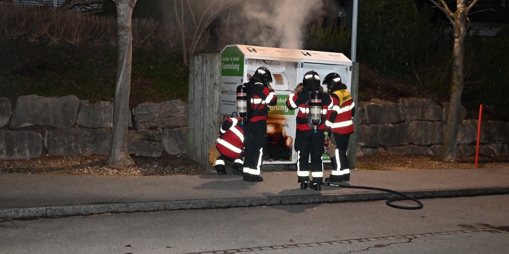 An der Bergtalstrasse in Wil brannte ein Textilcontainer.