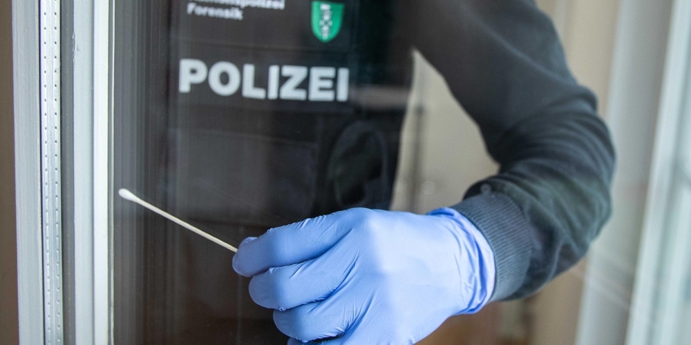 Laut der Kantonspolizei St.Gallen drang die unbekannte Täterschaft gewaltsam durch ein Fenster in den Bürocontainer ein. (Symbolbild)