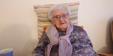 Berta Blum nahm die Geburtstagsgratulationen von Gemeindepräsident Max Eugster entgegen.