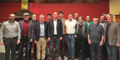 Die SVP Kandidaten: (v.l.) Ivo Steiner, Cornel Blöchlinger, Ruedi Müller, Kurt Kälin, Marwin Kunz, Patrick Angehrn, Mihajlo Mrakic, Bernhard Zahner, Urs Rutz, Jasmin Gähler, Hedy Fürer, Martin Giger, Robert Fischli, René Bühler.