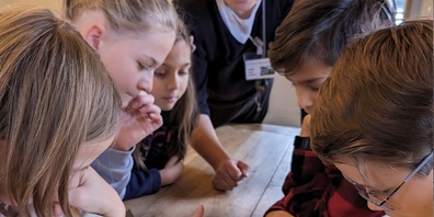 Die kleinen Detektive müssen verschiedene Rätsel lösen