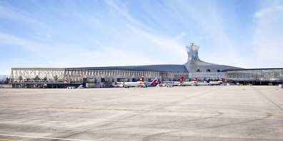 Das neue Dock A (links) soll 8 Standplätze für kleinere Maschinen südlich bieten und 14 nördlich – oder deren 8 für Grossraumflugzeuge.