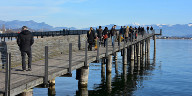 Abstandhalten nicht möglich: auf dem Holzsteg in Rapperswil. (Bild: Hans-Ruedi Rüegsegger)