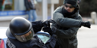 Selbst als der Mann in Gewahrsam genommen worden war, griff er die Polizisten tätlich an. (Symbolbild)