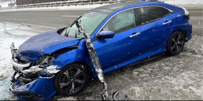 Bei Schnee auf der Fahrbahn ist Vorsicht geboten.