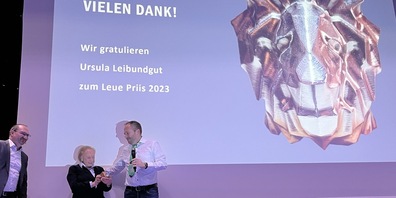 Sichtlich gerührt nimmt Ursula Leibundgut den Leuepriis von Carlo Wiedmer entgegen. 