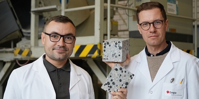 Beton ohne Emissionen: Empa-Forscher Mateusz Wyrzykowski (r.) und Nikolajs Toropovs ersetzen herkömmliche Gesteinskörnungen durch Pflanzenkohle-Pellets und loten so das Potenzial von CO₂-neutralem oder gar CO₂-negativem Beton aus.
