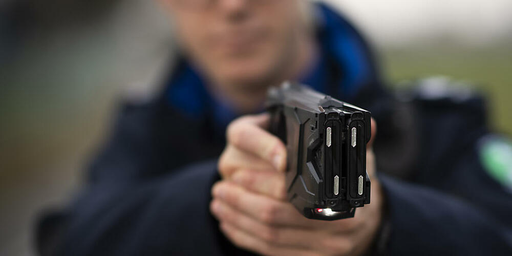 Bei einer Polizeikontrolle in einem Lokal in der Stadt St.Gallen setzte die Polizei gegen einen äusserst aggressiven Gast einen Taser ein. (Symbolbild)