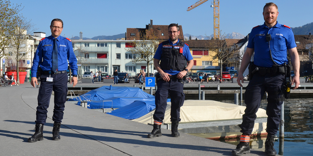 Die Schwyzer Kantonspolizei (links Kommandant Damian Meier) kontrollierte am Wochenende an neuralgischen Punkten – wie hier am Lachner Hafen – ob sich die Bevölkerung an die Massnahmen des Bundes hielt. (Bild: Franz Feldmann)