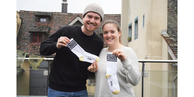 8200 als Brand mit emotionaler Bedeutung – Marco und Corinne Rifino mit ihren selbst entworfenen Schaffhauser Socken, kurz «sh.ocken».