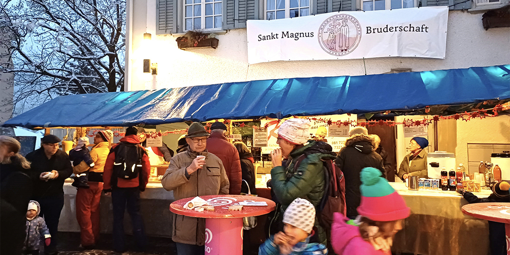 Beliebter Verpflegungsstand vor dem Pfarrhaus in der Begegnungszone auf dem Kirchplatz.