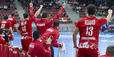 Die Schweizer Nationalmannschaft eröffnet morgen Mittwoch die Handball-Europameisterschaft gegen Gastgeber Deutschland. Das Spiel soll mit über 50 000 Zuschauer:innen als Weltrekord in die Geschichte eingehen. 