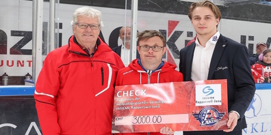 (v.l.n.r.) insieme-Präsident Josef Zwyssig, dessen Sohn Adrian und Lakers-Stürmer Jonas Taibel bei der Check-Übergabe.