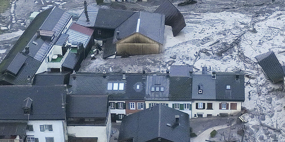Geröll- und Schlammassen erreichten kurz vor Weihnachten ein Wohnquartier in Schwanden GL, das erst seit wenigen Wochen wieder bewohnbar war. Die Räumung des Areals von Schlamm und Geröll hat nun begonnen. (Archivbild)