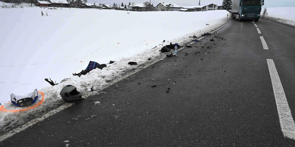 Der junge Fahrer stiess frontal mit dem Auto zusammen.