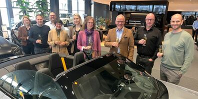 Im Dezember traf sich der Verwaltungsrat bei der Auto Lang AG zur Gründungsversammlung. Von links: Catherine Rutishauser-Auer (Notarin), Basil Martin (VR-Präsident HSCK AG), Hannes Schwarz (CEO der Hauptaktionärin Ifolor), Dorena Raggenbass (Verwaltungsrätin HSCK AG), Kristina Ertl-Hug (Sportchefin/Cheftrainerin SPL1/NLA-Frauen), Claudia Schüepp (CFO Auto Lang AG/Lang Energie AG), Adrian Rüedi (Gastgeber und Hauptsponsor HSC Kreuzlingen), Patrick Müller (Verwaltungsrat HSCK AG und Vereinspräsident HSC Kreuzlingen) sowie Heiko Grimm (Sportchef QHL/NLA Männer und Finanzchef HSCK AG).