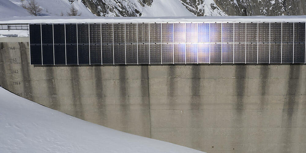Die hochalpine Solaranlage des Elektrizitätswerks der Stadt Zürich (EWZ) an der Albigna-Staumauer im Bergell in Graubünden. Die Bündner Regierung setzt auf freiwillige Fördermassnahmen und führt keine Gebote ein, um das Ziel Netto-Null-Treibh...