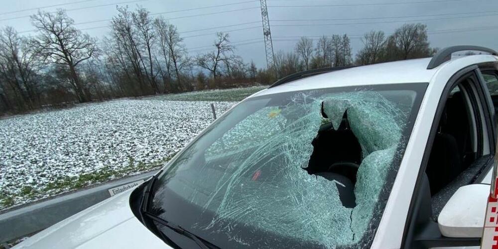 Das Eis schlug ein Loch in die Scheibe des fahrenden Autos.
