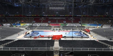 Noch wird in der Merkur Spiel-Arena montiert und umgebaut. Hier in Düsseldorf findet das Eröffnungsspiel der Handball-EM statt.