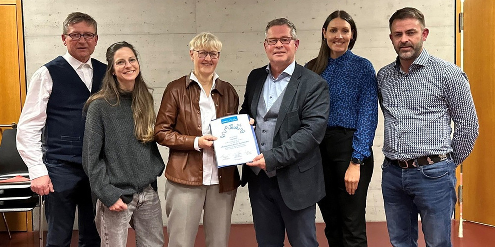 V.l.n.r.: Felix Rüegg, Rektor Schule Uznach, Martina Sina, Co-Leiterin Jugendarbeit, Susy Schär, Delegierte UNICEF Schweiz und Liechtenstein, Diego Forrer, Gemeindepräsident, Mona Meienberg, Leiterin Kindgerechte Gemeinde- und Stadtentwicklung, Michael Rütsche, Gemeinderat