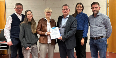 V.l.n.r.: Felix Rüegg, Rektor Schule Uznach, Martina Sina, Co-Leiterin Jugendarbeit, Susy Schär, Delegierte UNICEF Schweiz und Liechtenstein, Diego Forrer, Gemeindepräsident, Mona Meienberg, Leiterin Kindgerechte Gemeinde- und Stadtentwicklung, Michael Rütsche, Gemeinderat